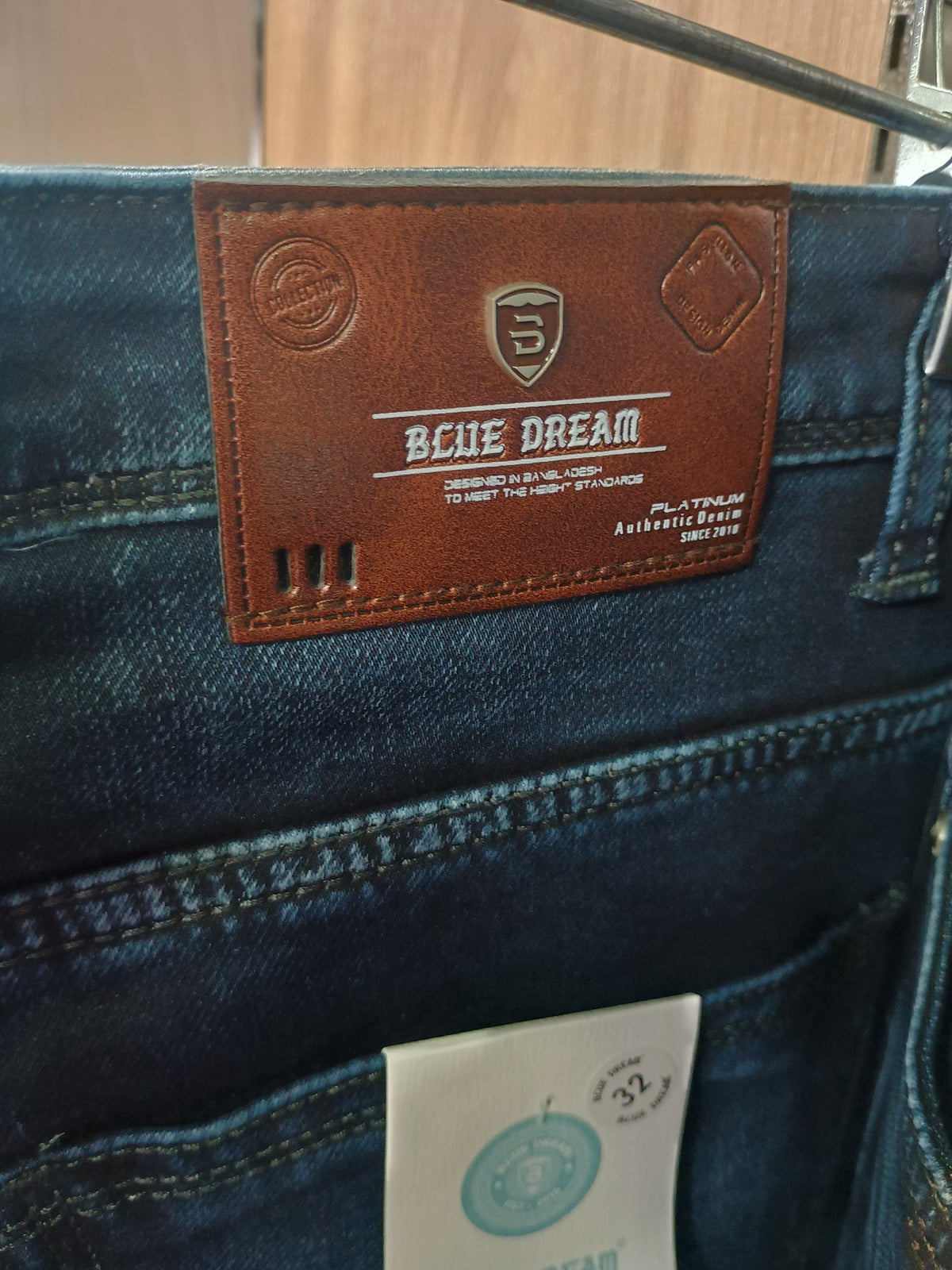BLUE DREAM jeans branded back patch